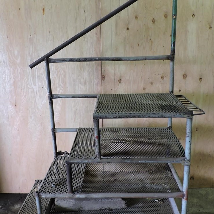 TRUCK/TRACTOR MAINTENANCE PLATFORM