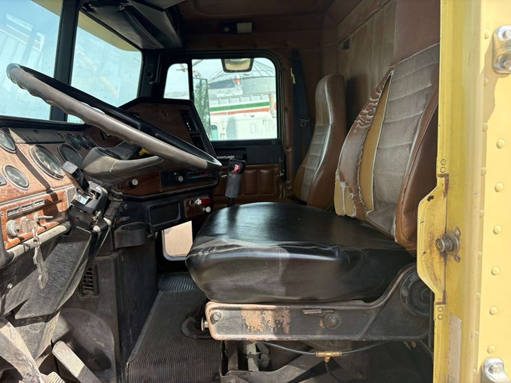 1990-cummins-855-image-30