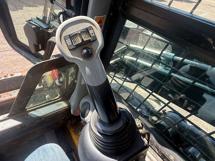 new-holland-l220-image-19