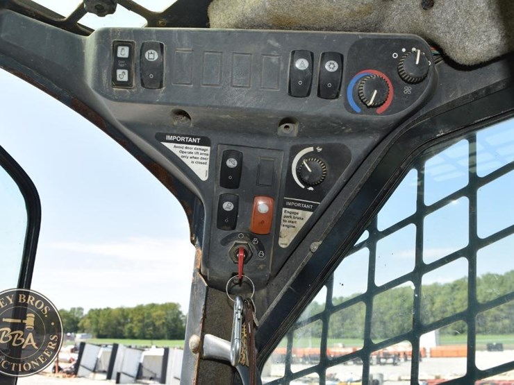 2012-deere-318d-image-26