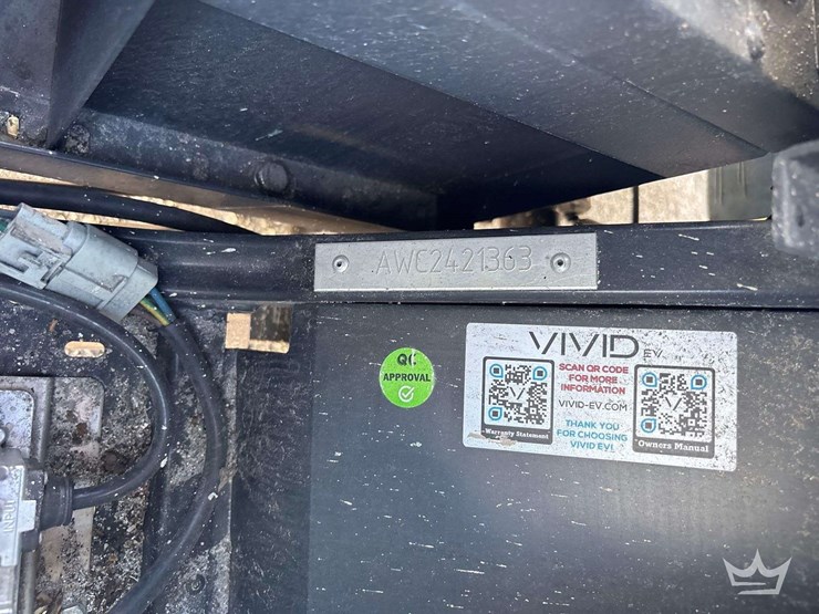 2024-vivid-ev-6-person-electric-cart-image-5