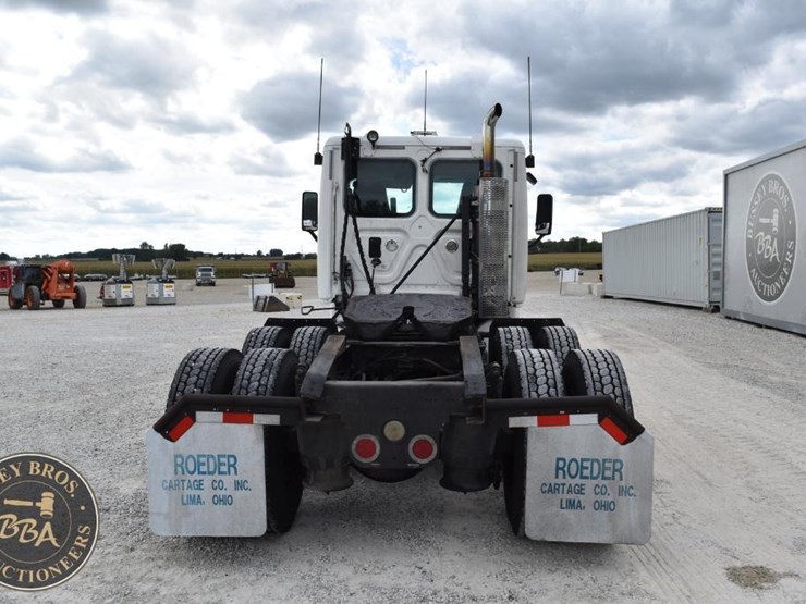 2009-freightliner-cascadia-125-image-9