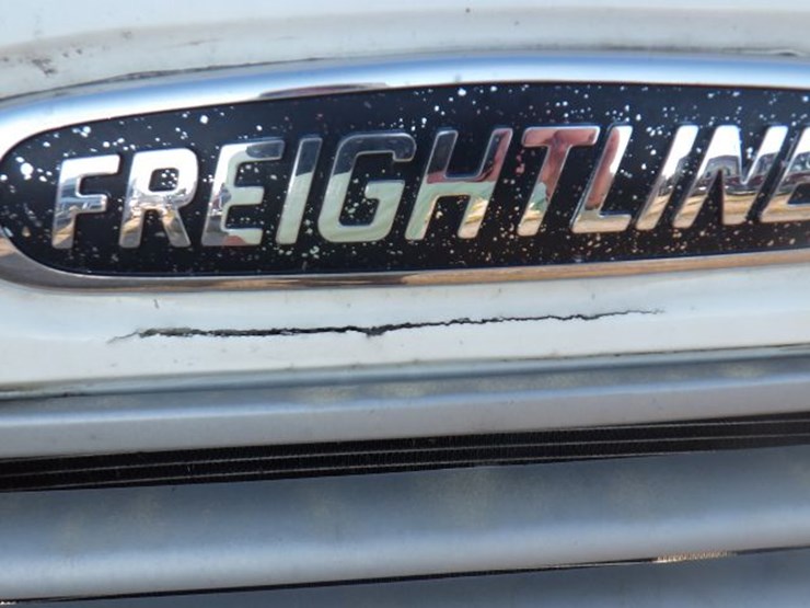 2019-freightliner-m2-106-image-3