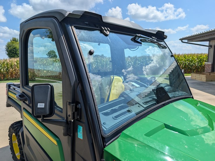 2019-john-deere-gator-image-34