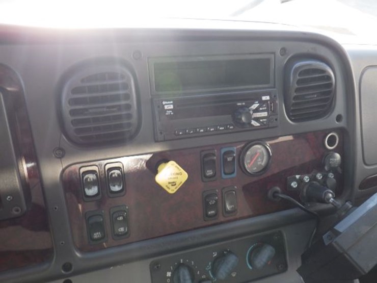 2017-freightliner-m2-106-image-12