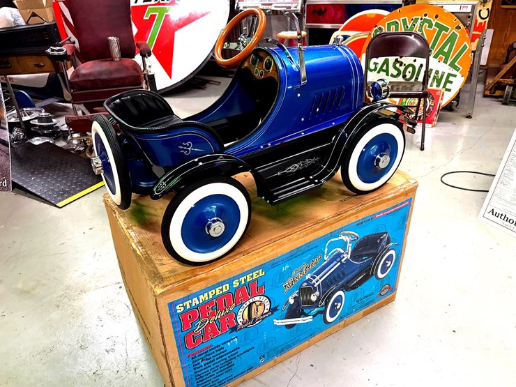#1002-•-stamped-steel-classic-roadster-pedal-car-image-1