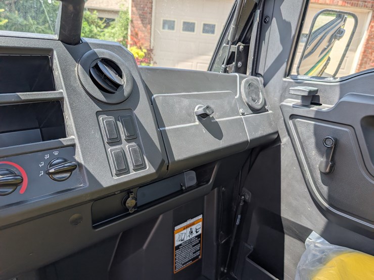 2019-john-deere-gator-image-51