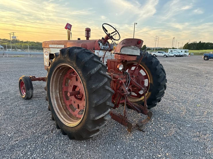 #18502-•-mccormick-farmall-560-tractor-image-9