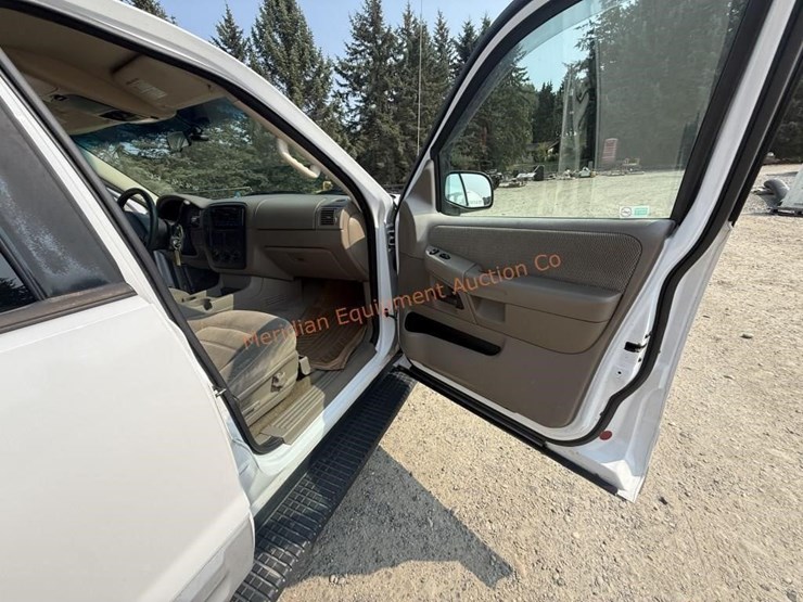 2002-ford-explorer-xlt-image-35