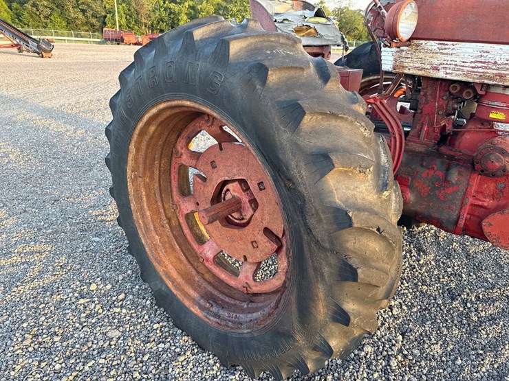#18502-•-mccormick-farmall-560-tractor-image-6