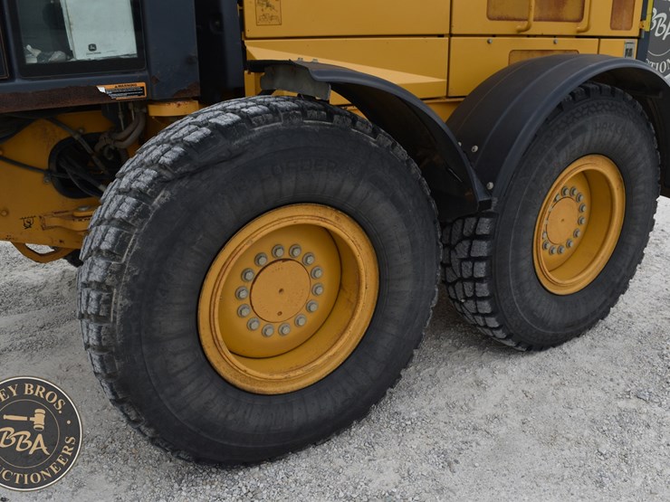 2010-deere-670g-image-30