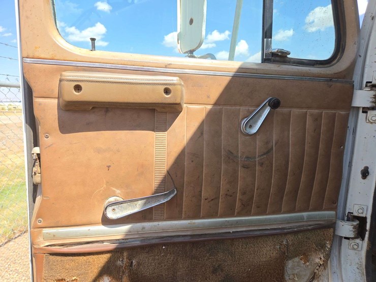 1984-international-1954-conventional-cab-image-21