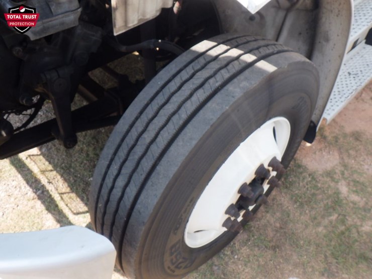 2020-freightliner-m2-106-image-16