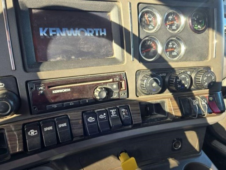 2016-kenworth-t880-image-18
