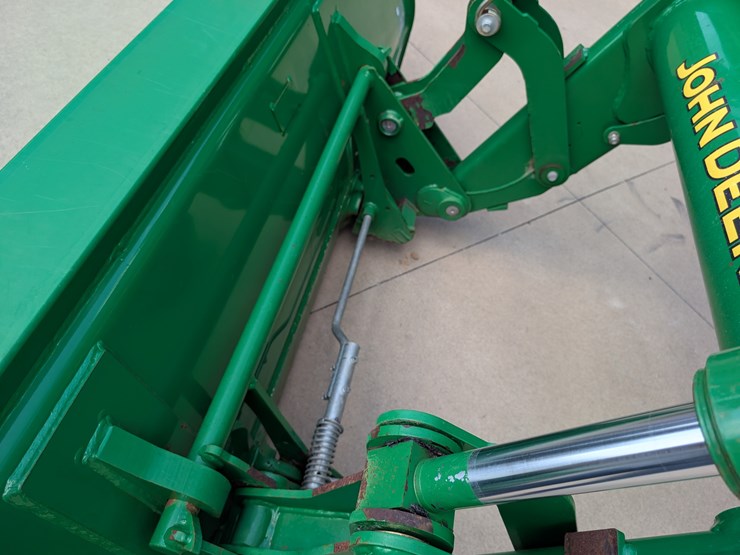 2015-john-deere-6175r-image-12