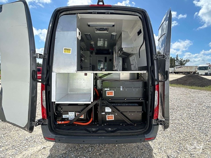 2021-mercedes-benz-sprinter-4500-image-21