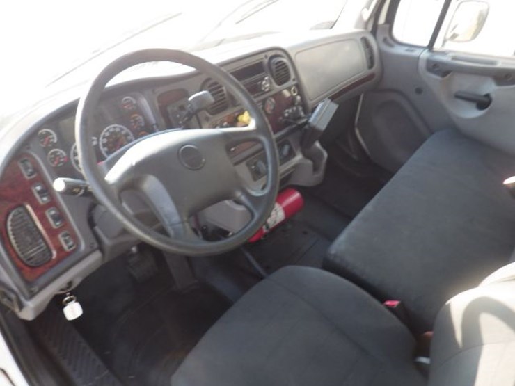 2017-freightliner-m2-106-image-10