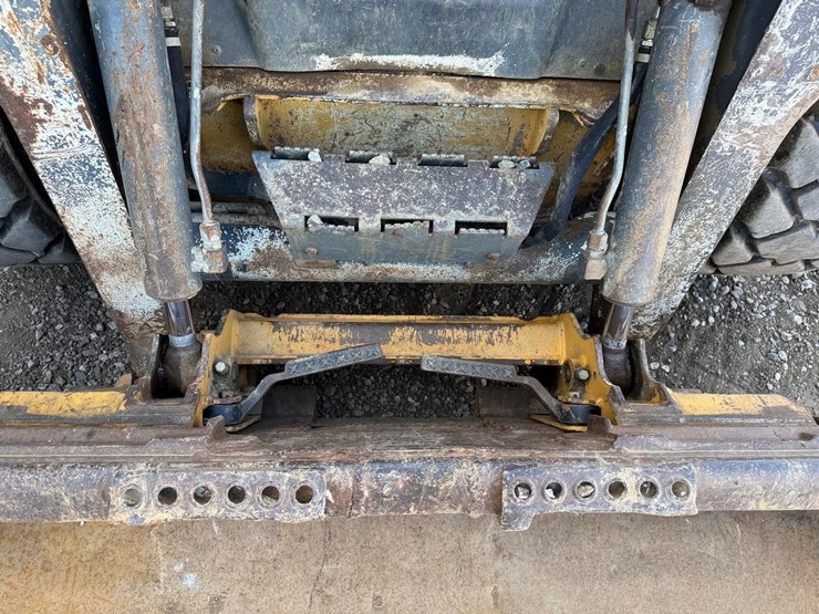 2010-deere-320d-image-10