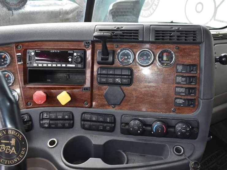 2016-freightliner-cascadia-125-image-41