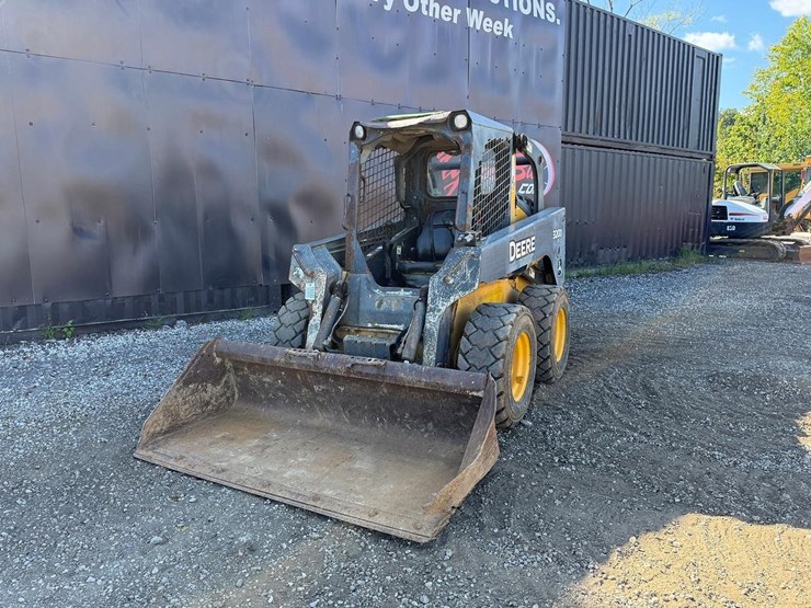 2010-deere-320d-image-8