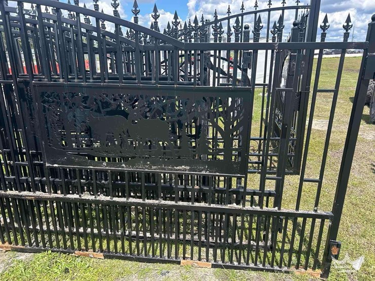 2026-20ft.-bi-parting-iron-gate-deer-style-image-4