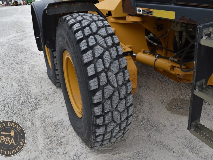 2010-deere-670g-image-49