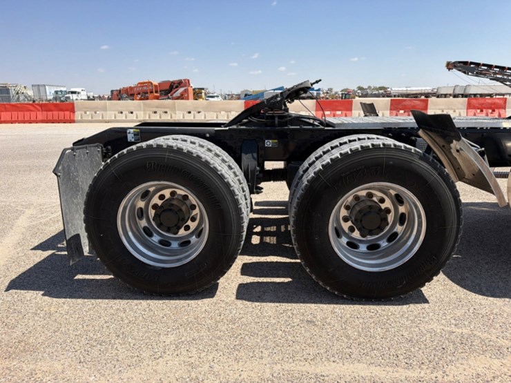 2015-peterbilt-367-image-4