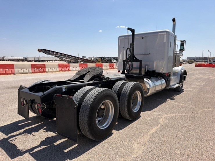 2015-peterbilt-367-image-5