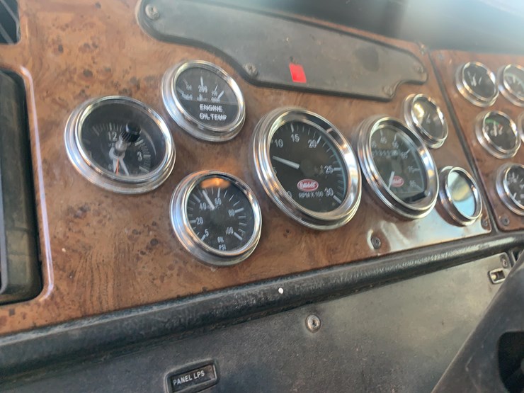 2001-peterbilt-semi-image-19