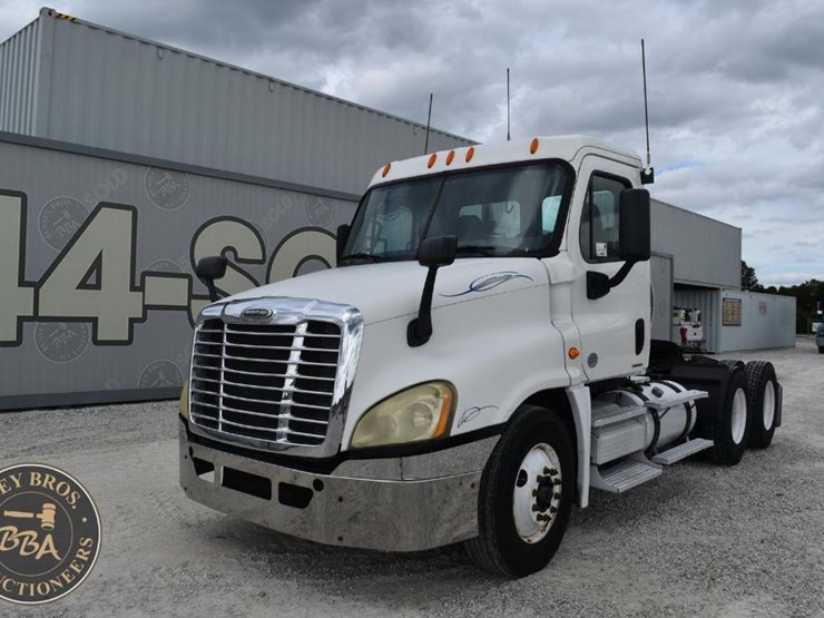 2009-freightliner-cascadia-125-image-1
