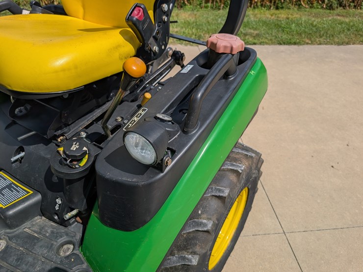 2012-john-deere-1026r-image-33