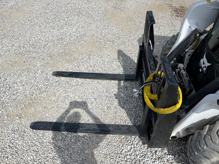 wildcat-48"-skid-steer-hydraulic-walk-through-pallet-forks-image-5