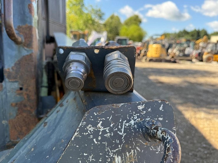 2010-deere-320d-image-11