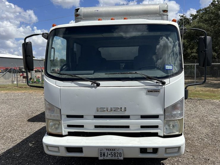 2013-isuzu-npr-hd-image-2