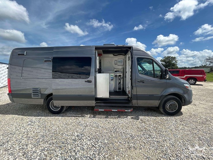 2021-mercedes-benz-sprinter-4500-image-25