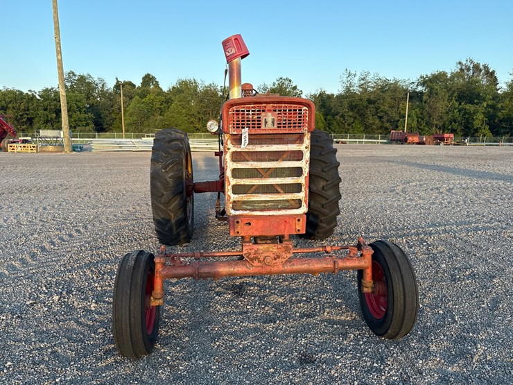 #15438-•-mccormick-farmall-560-tractor-image-2