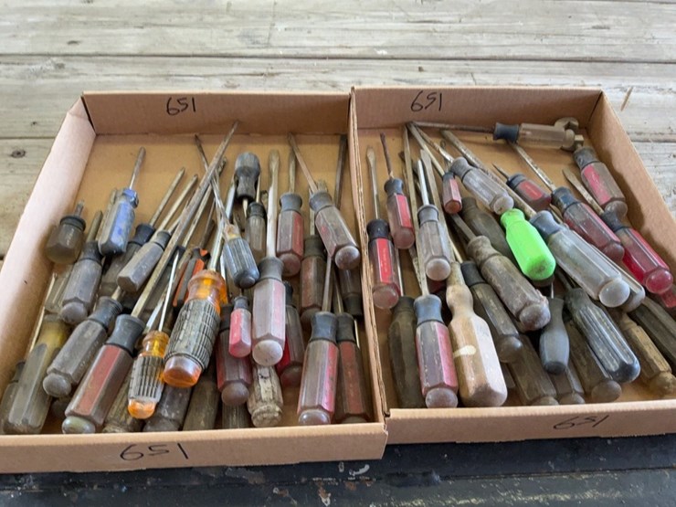 (2)-flats-of-miscellaneous-screwdrivers-image-4