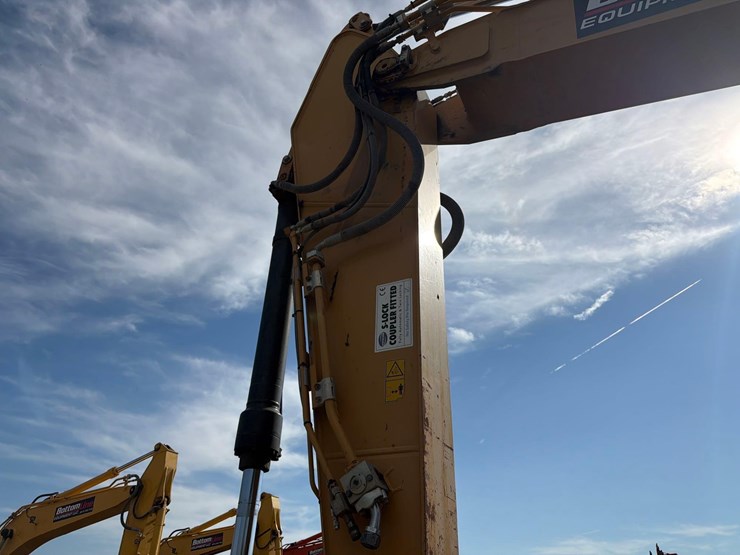 2020-caterpillar-320-image-10