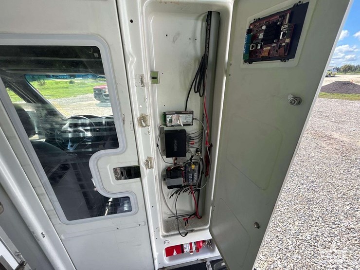 2010-mercedes-benz-sprinter-4500-image-32