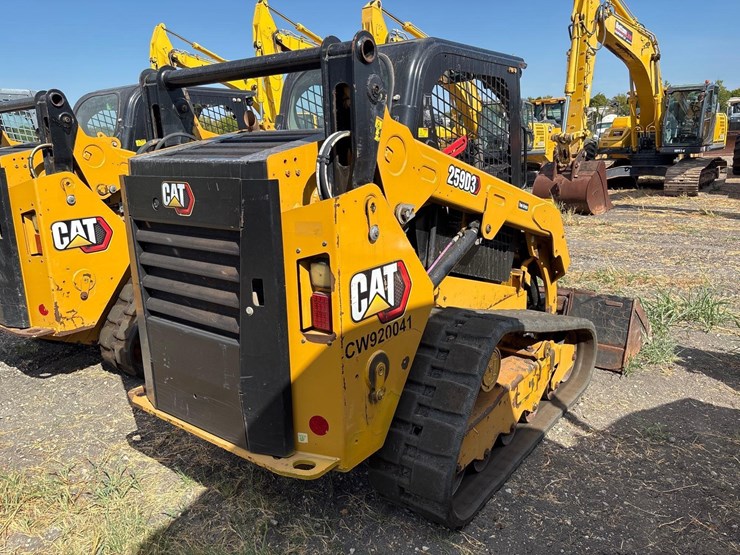 2022-caterpillar-259d3-image-4