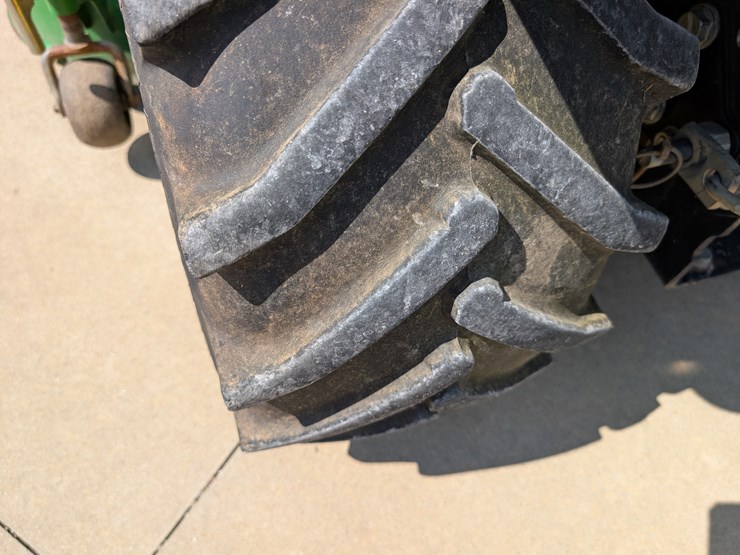 2012-john-deere-1026r-image-37