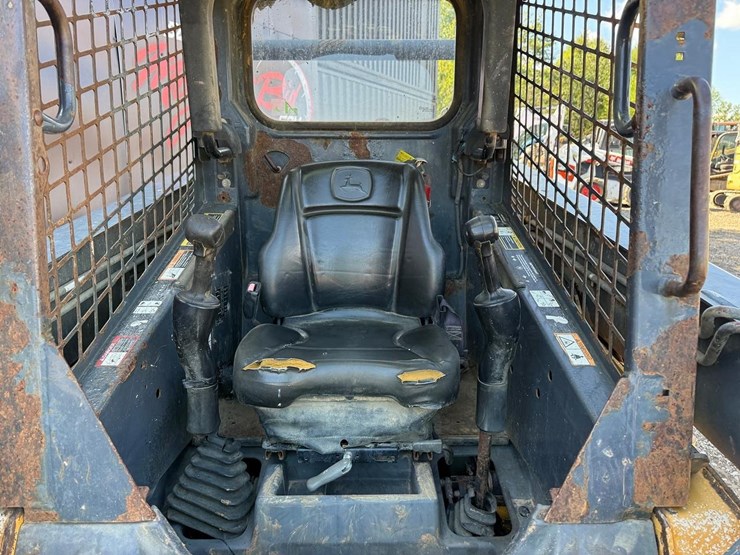 2010-deere-320d-image-12