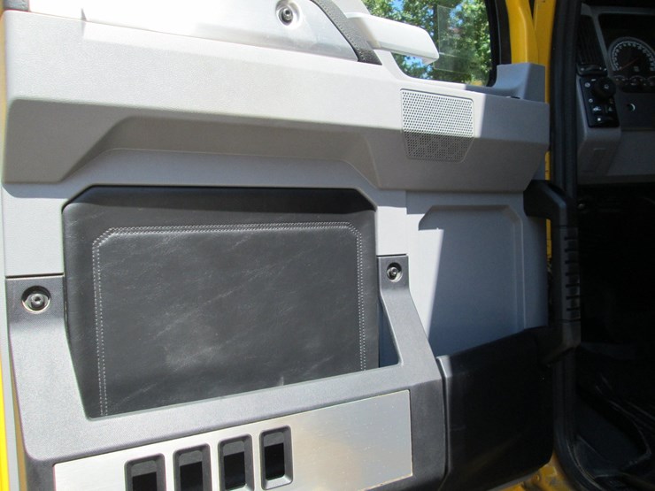 2019-mack-anthem-64t-image-21