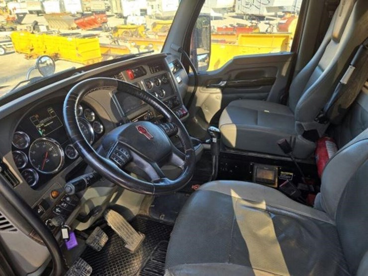2016-kenworth-t880-image-10