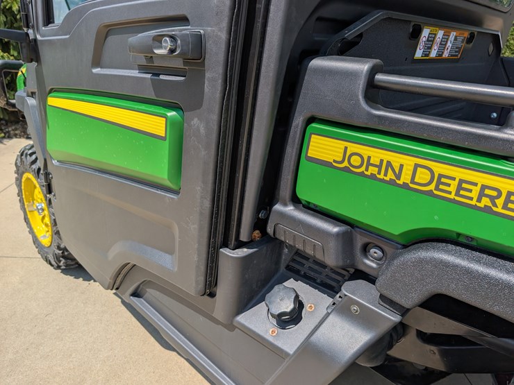 2019-john-deere-gator-image-18