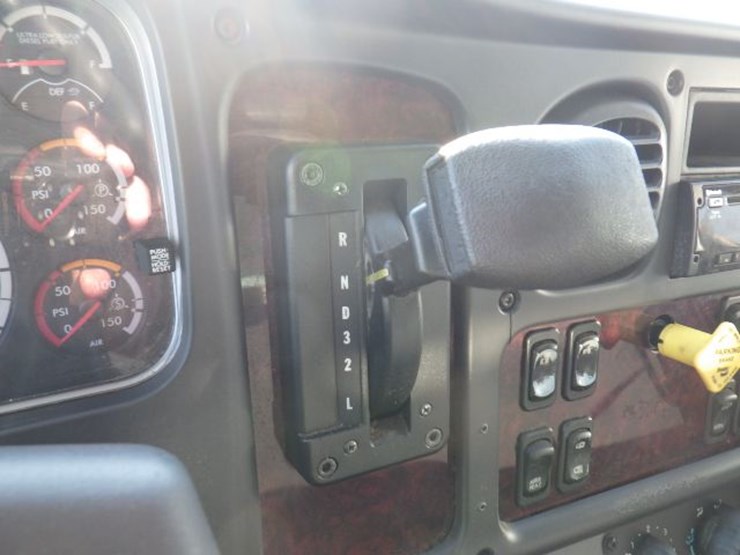 2017-freightliner-m2-106-image-11