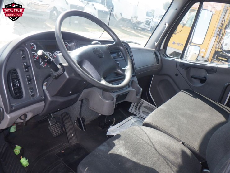2020-freightliner-m2-106-image-12