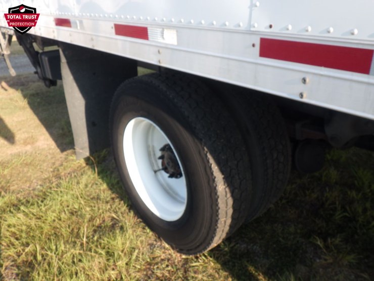 2020-freightliner-m2-106-image-5
