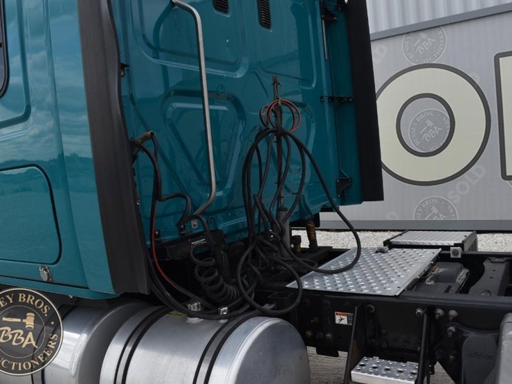 2016-freightliner-cascadia-125-image-20