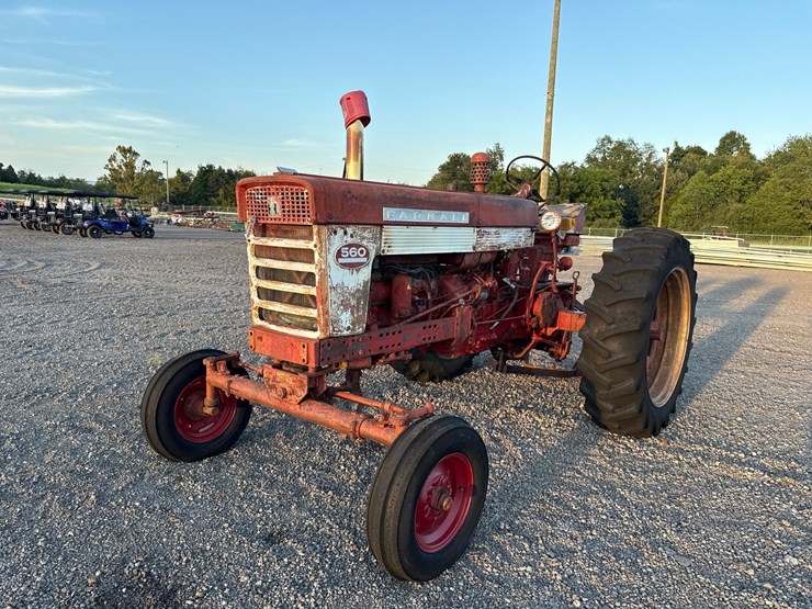 #18502-•-mccormick-farmall-560-tractor-image-1